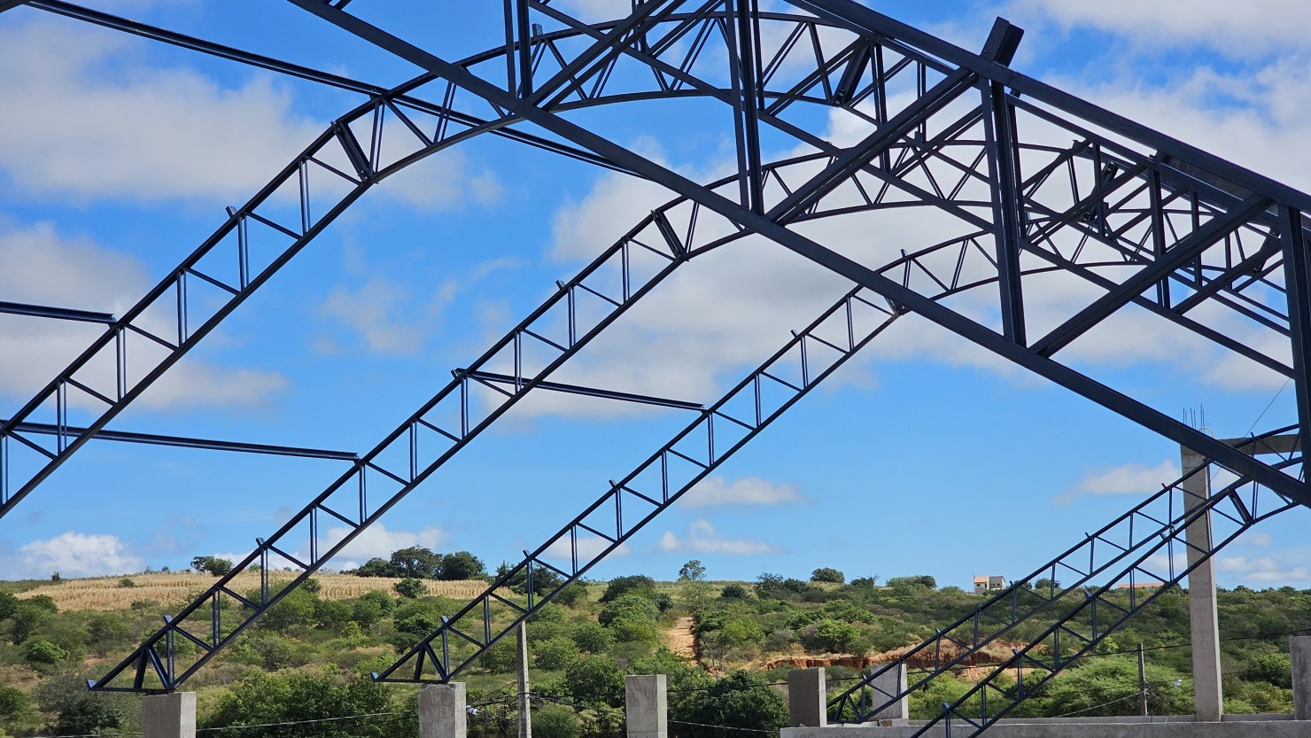 OBRAS DA QUADRA POLIESPORTIVA DO JARDIM KARLOTA SEGUEM AVANÇANDO